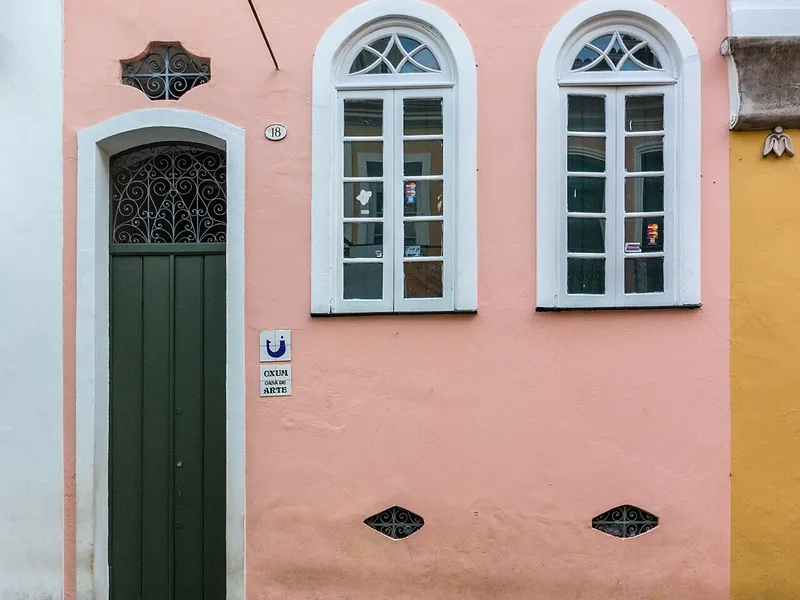 Pink facade — Casa de Arte Oxum, Salvador