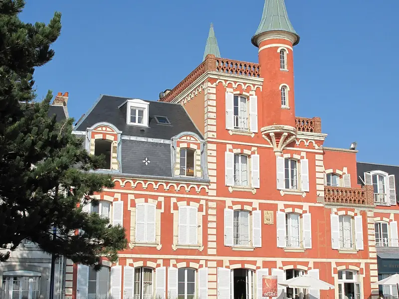 Pink villa with turrets in Le Crotoy, France