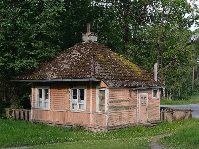 Pink house — Saku Station House, Põhja-Sakala vald